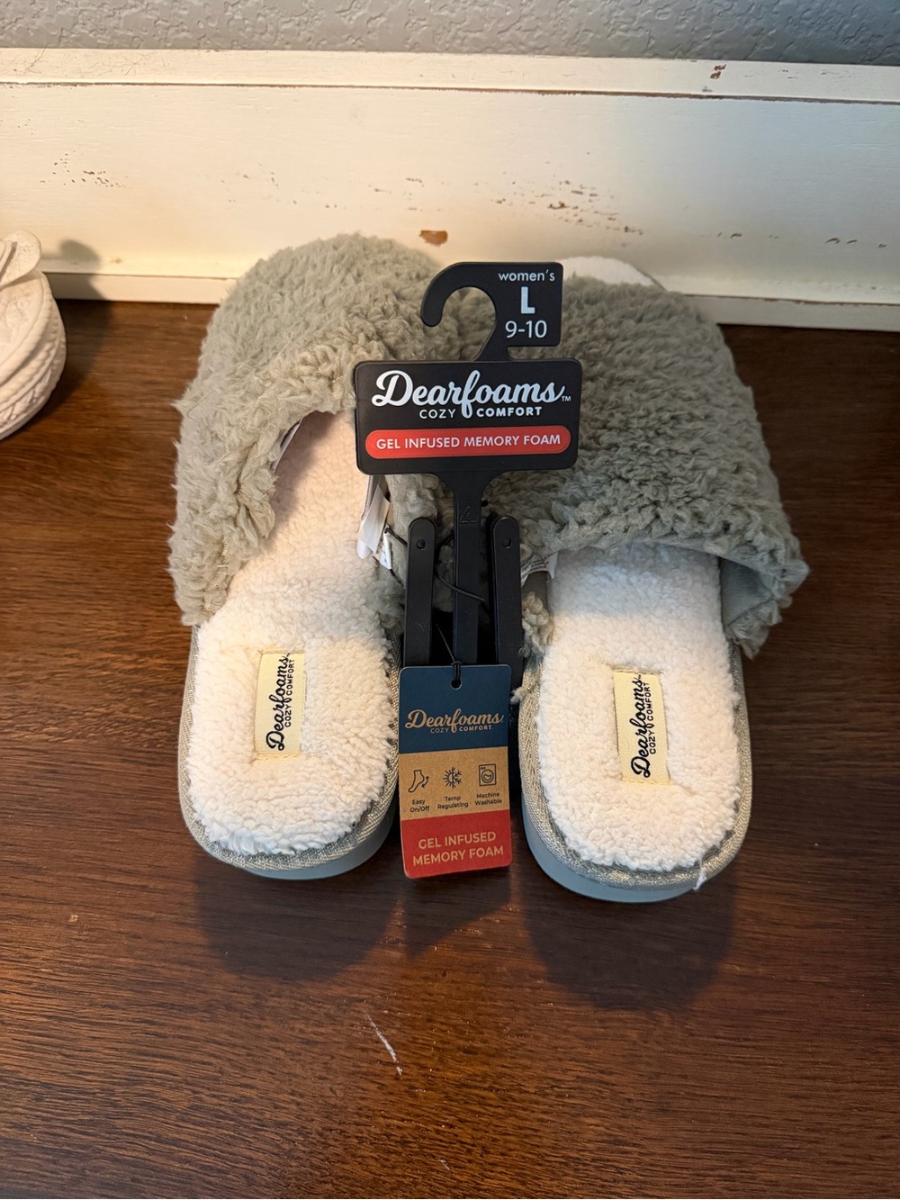 dearfoams Women's Plush Slide Slippers in Light army green size large 9/10